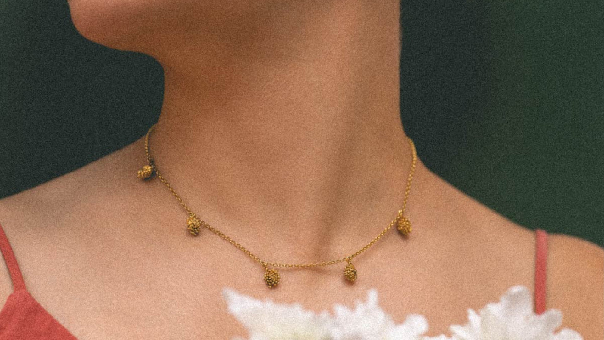 Joyas para cada tipo de escote: cómo elegir la pieza perfecta