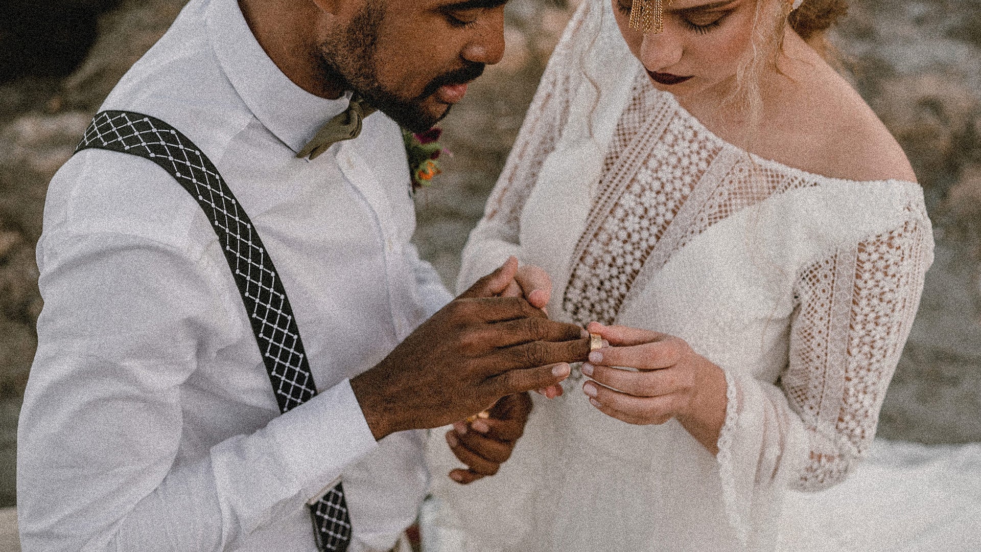 Alianzas únicas: cómo diseñar las joyas que celebran vuestro amor