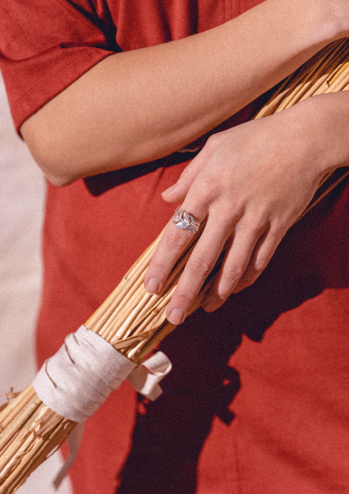 Anillo grande Acàcia de plata con baño de oro amarillo